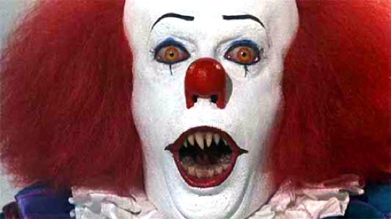 pennywise the clown shows his fangs